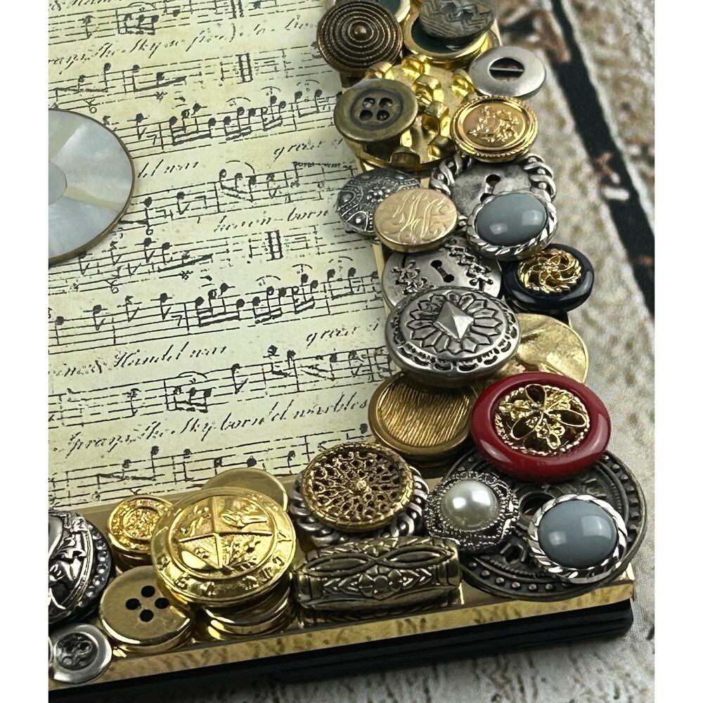 Embellished Button Frame - Picture 4 of 6